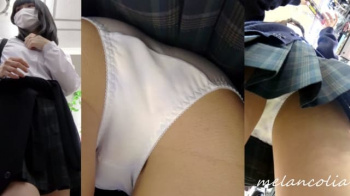 【upskirt1052逆さ撮りJK】純白Pを店内で撮られるプリプリな太ももの質感がエロいマスクをしているがなかなか可愛いJKの画像