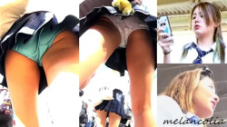 【upskirt1087逆さ撮りJK】ターコイズブルーのサテンPと白サテンPを撮られるどちらもプリプリの太ももの質感がエロいギャルJK2人組の画像