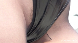 【eros1919コスプレ盗撮】美人なレイヤーのVゾーンからはみ出る未処理の陰毛を股間周りを中心に堪能する動画の画像