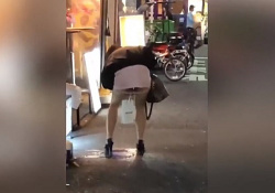 【閲覧注意】深夜の歌舞伎町で泥酔したキャバ嬢が路上で立ちションする動画がSNSで拡散されるｗｗｗの画像