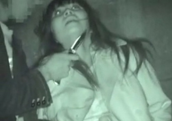 ※ガチレイプ映像※ 深夜の住宅街で喉元に刃物を突き付けられながら強姦される女性を隠し撮りの画像