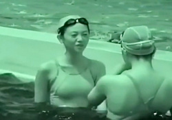 プールサイドで戯れる競泳水着JKを盗撮してみた・・・乳首透け透けｗｗｗの画像