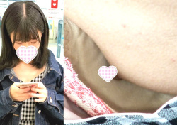 【胸チラ盗撮】駅のベンチで電車待ちしてる女の子の乳首が丸見えなんだがｗｗｗの画像