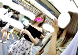 お友達と電車移動中のハイスペJDちゃん、逆さ撮りで ”ピンクP” と ”ハミ毛” を撮影されるｗｗｗｗの画像
