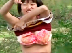 【盗撮動画】有名チアの巨乳JDちゃん、着替えで乳首ポロリハプニングを激写されるｗｗの画像