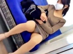 【動画】電車で居眠りしてる美人OLが隙まみれだったからパンチラ盗撮してきた。見てくれｗｗｗｗｗの画像