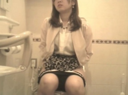 重ねの黒パンがリアルすぎィィ！若くて可愛いの放尿を収録した伝説の女子トイレ盗撮動画が流出の画像