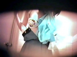 S級美少女JKちゃん、バイト先の女子更衣室で可愛すぎるキティちゃんのブラを盗撮される（着替え盗撮）の画像