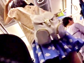 【ガチ映像】おしゃれしてお出かけ中のスレンダーJCちゃん、電車で逆さ撮り盗撮被害にあってしまうの画像