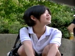 放課後の校門前でしゃがみ込んで談笑中のロリ顔JK、恥ずかしい ”シミ付きパンツ” を盗撮されるｗｗｗ（動画あり）の画像