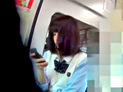 「あーこれは完全にガチだわ#8230;」ってなる電車内JKパンチラ盗撮動画をごらんくださいの画像