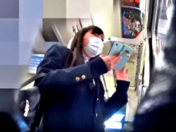 美尻すぎるマスクJKちゃん、通学電車でハミパン尻をド接写盗撮されるｗｗｗ（動画あり）の画像