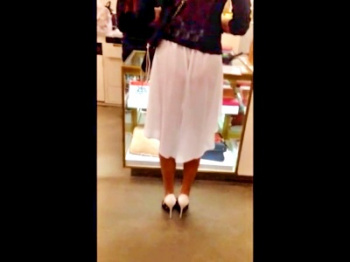 【盗撮動画】買い物中の美女、スカートの裏地がめくれてパンツが透け透けになるハプニングｗｗｗの画像