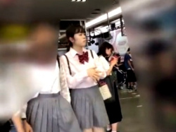 上がりたて童顔JKちゃん、学校帰りの電車で早速パンチラ盗撮被害にあってしまう（動画あり）の画像