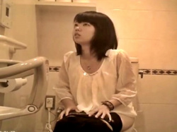 パンスト＋黒パンとかリアル過ぎだろｗ 本物女子トイレ盗撮動画のロングバージョンが流出の画像