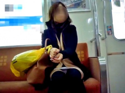 ミニスカギャル、電車内での純白対面パンチラ盗撮動画をネットに晒されるｗｗｗの画像