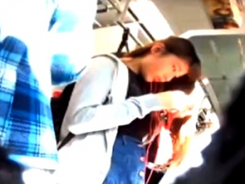可愛いデニスカJDちゃんのテカテカ光る水色サテンパンツを電車で接写盗撮に成功！（動画あり）の画像