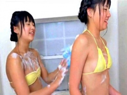 美少女JCちゃん、ビキニ姿でお風呂で泡まみれになりイチャ付いてしまう（動画あり）の画像