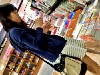 読書好きの若くて可愛い娘達を書店でパンチラ盗撮。余裕でしたｗｗｗ（3人分：動画あり）の画像