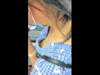電車でスマホに集中してるJDの胸元がノーガード過ぎたから盗撮したったｗｗｗｗ（動画あり）の画像
