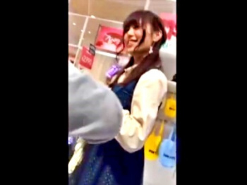 【盗撮動画】アイドルみたいに可愛いJDのパンチラ撮ってきたったｗｗｗ（前屈み＆スト越し）の画像