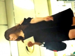 レンタル店の美人JDのしゃがみパンチラ、悶絶レベルにエロいｗｗｗ（動画あり）の画像