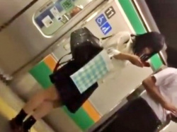 【閲覧注意】この大人しそうなJKちゃんに電車でザーメンぶっかける無敵の痴漢師がこちら（動画あり）の画像