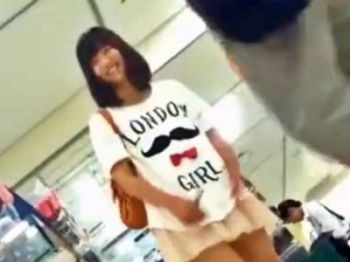 買い物中の私服JKちゃん、しゃがみパンチラを”ド接写盗撮”されてしまう・・・（動画あり）の画像