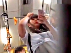 【盗撮動画】むっちり可愛いJKの電車内フロントパンチラ、クッソエロいｗｗｗｗの画像