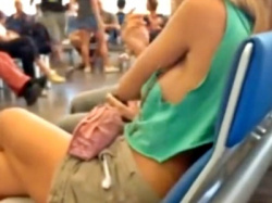 【盗撮動画】空港待合所でのティーンなタンクトップ女子、ノーブラで乳首見えそうｗｗｗｗの画像