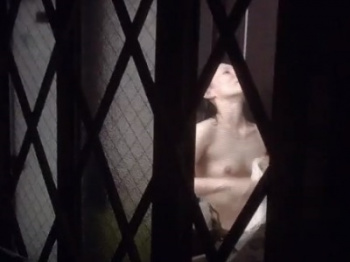 アスリート体型の筋肉女子を脱衣所で覗き撮り。”この民家盗撮動画”の犯罪臭が半端ない件・・・（動画あり）の画像