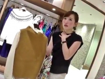 【盗撮動画】丁寧に商品説明してくれる美人店員のパンチラを盗撮するっていう背徳感がヤバイ...ｗの画像