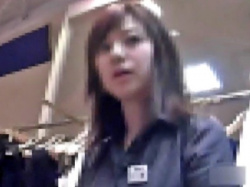 【盗撮動画】クッソ美人なアパレル店員の純白パンティをフロントからがっつり盗撮したこの動画ｗｗｗの画像