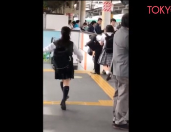 【衝撃映像】電車で制服JKに痴漢していた男、バレた結果。赤羽駅のホームでこうなるの画像