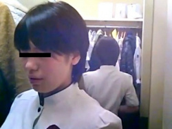 職場女子更衣室での本物着替え盗撮。ボーイッシュなのに巨乳なギャップがエロい制服店員ちゃん（動画あり）の画像