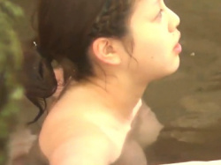 【盗撮動画】友達と露天風呂に入浴中の美巨乳女子の無重力おっぱいがエロすぎて抜いたｗｗの画像