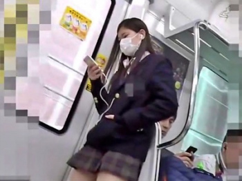 【盗撮動画】真面目そうな黒髪なのに制服スカートの中はテカテカピンクサテンPなJKを電車で逆さ撮りの画像