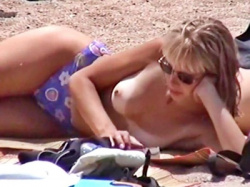 【盗撮動画】ヌーディストビーチにて日焼け跡が衝撃レベルでエロすぎるトップレス美女達ｗｗの画像