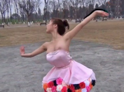 巨乳ダンサーさん、野外のダンス撮影で乳首ポロリしてしまうハプニングｗｗｗ（動画あり）の画像