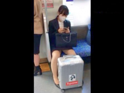 【盗撮動画】スーツケースのせいで股を開かざるをえないリクスー女子の股間にズームｗｗの画像
