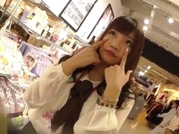 【盗撮動画】パンチラ盗撮されてるコンタクト店員ちゃんが「あまりにも可愛すぎる」と話題ｗｗｗの画像