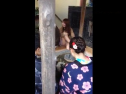 【盗撮動画】変態「温泉地の足湯施設で偶然素人女子のパンチラが映り込んでしまったから公開するｗ」の画像