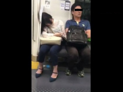 【本物痴漢注意】電車で爆睡中の女性に自分の股間を触らせる変態の動き、客観的に見ると相当怪しいｗｗｗの画像