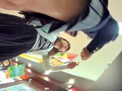 【盗撮動画】友達とスーパーで買い物中の制服JKちゃん、前屈みでピンクパンツが丸見えｗｗｗの画像