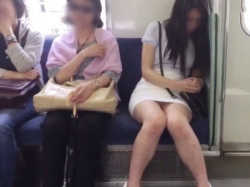 【盗撮動画】イイ女臭ダダ漏れの激ミニスカ美女の電車内対面パンチラ。終盤寝落ちｗｗｗの画像