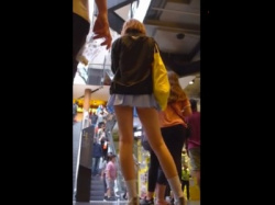 【盗撮動画】ヒラミニスカートなのにTバックはティーン美少女のノーパンレベルの逆さ動画ｗｗｗの画像