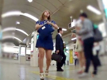 【盗撮動画】駅構内を早足で歩く上玉ギャルのデニムスカートの中をこっそり拝見ｗｗｗの画像
