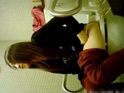 駅構内の多目的トイレ盗撮動画。ご褒美レベルの美人ギャルが用を足しながら鼻歌&ダンスｗｗｗの画像