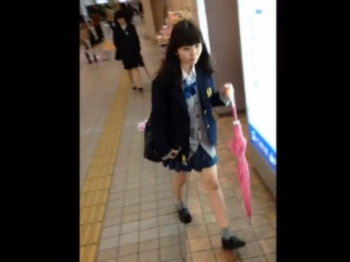 【盗撮動画】この童顔JKが駅のエスカで連日スカートめくりされまくってる件ｗｗの画像