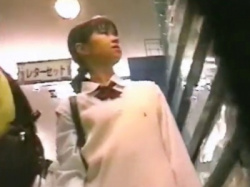 【盗撮動画】美少女限定 放課後の店内で制服JKの純白P＆綿P逆さ撮り数名分の画像